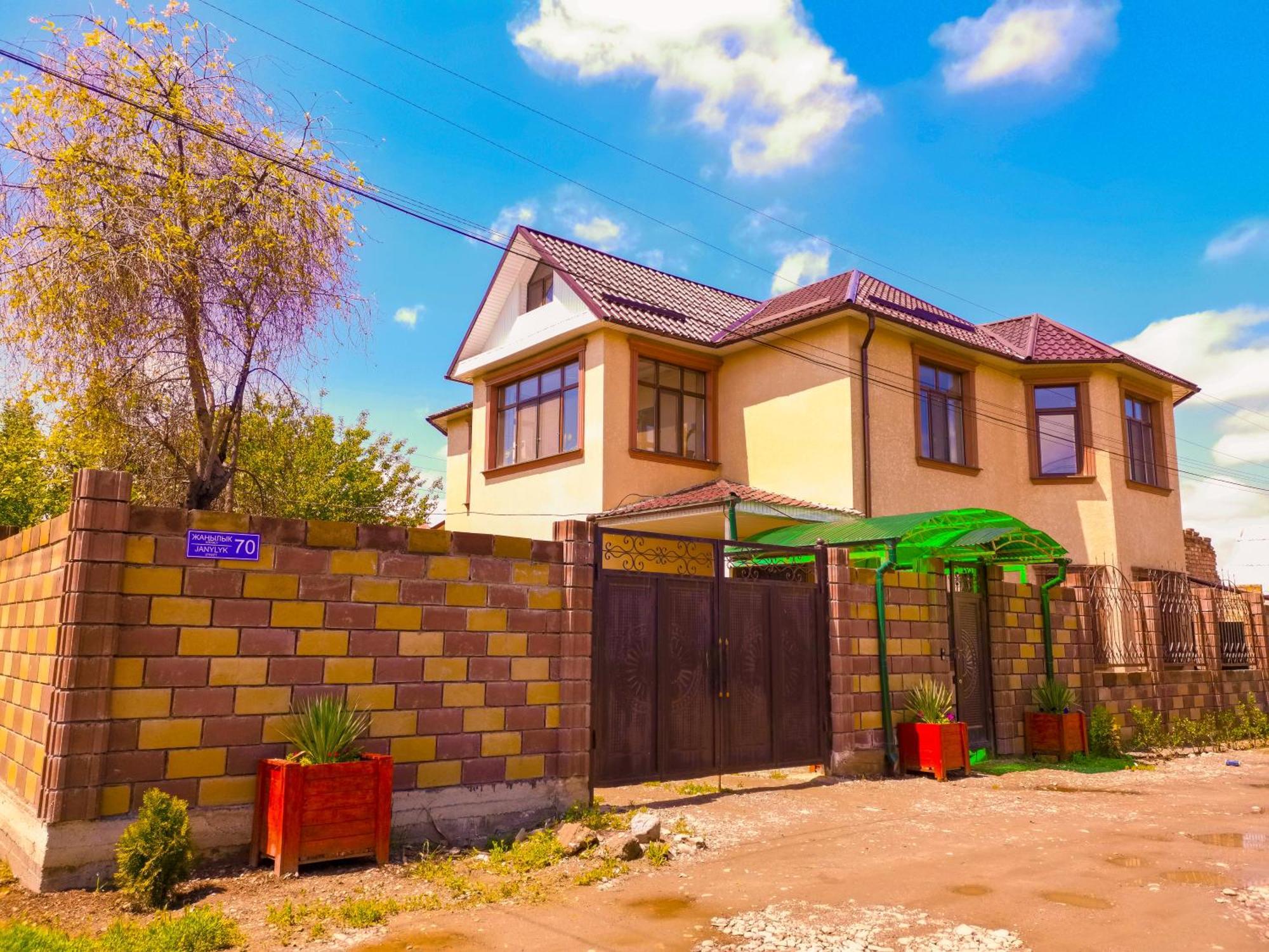 Kurak Homestay Bishkek Ngoại thất bức ảnh